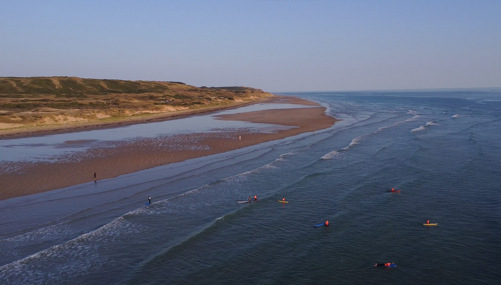 Vue aérienne du spot d'Hatainville avec des surfeurs à l'eau